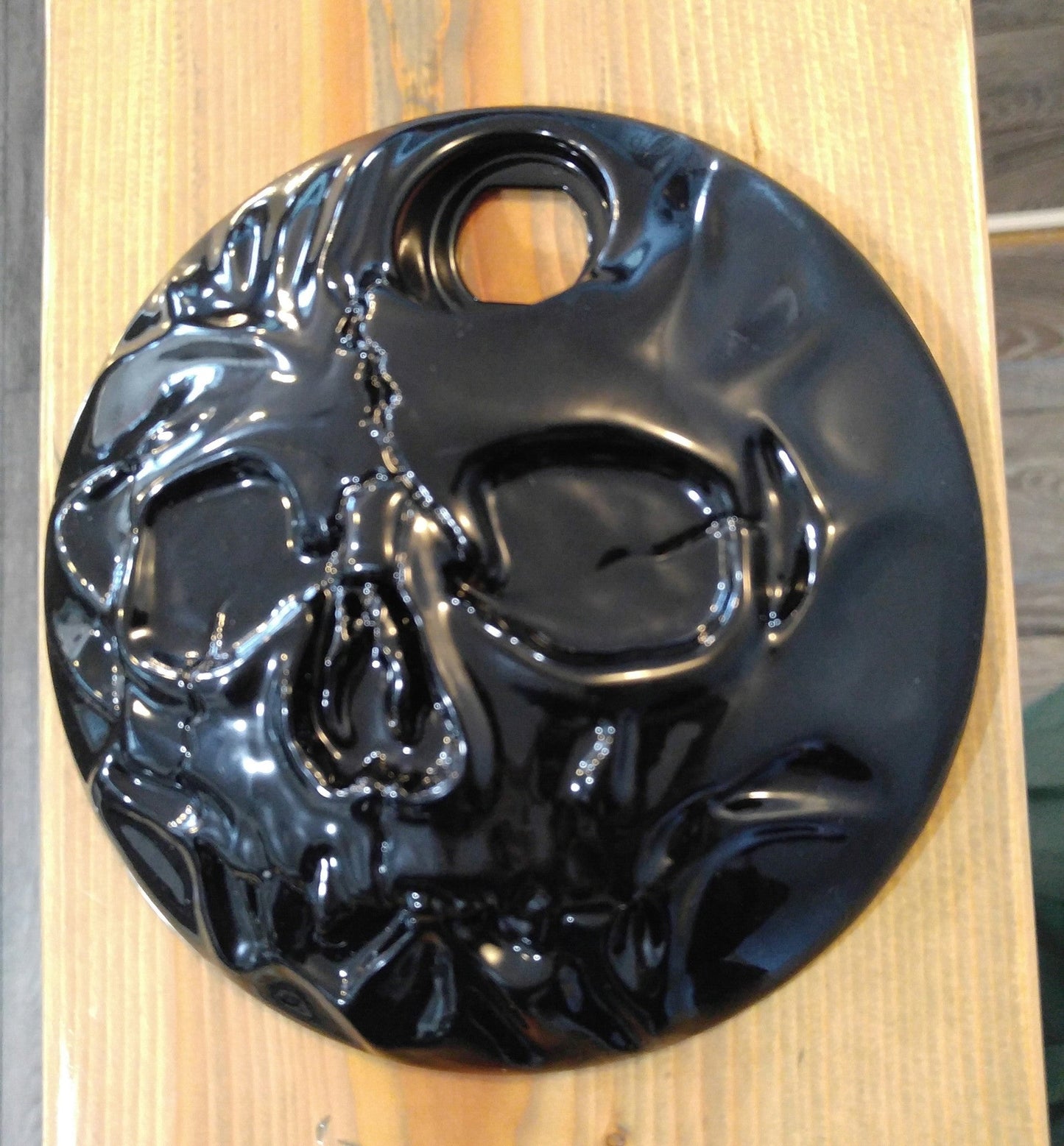 3D skull stretching through high gloss touring fuel door