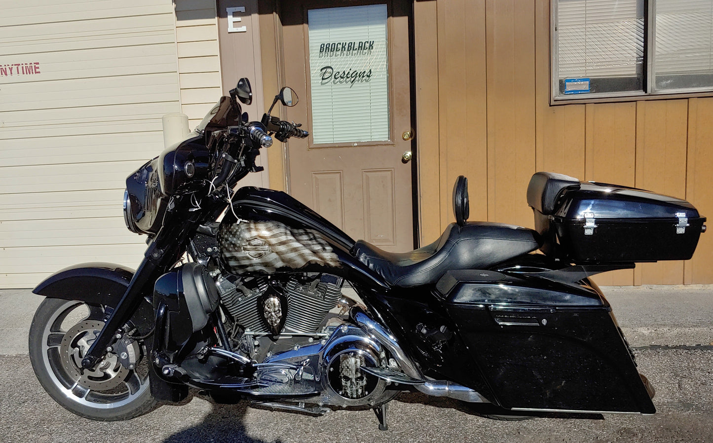Chrome Harley horn 3D skull with tattered American flag
