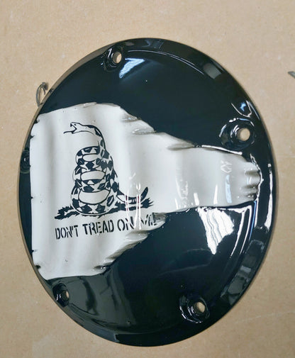 Don't tread on me flag on Harley derby cover