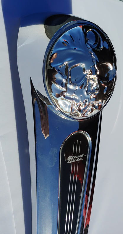 3D skull stretching on Chrome Harley touring fuel door 08+